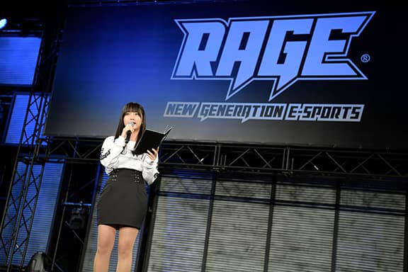 会場を盛り上げる水沢柚乃さん