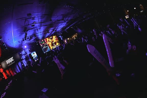 大入りの観戦客