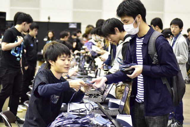 第1部に出場する選手の受付は、朝8時からスタート。会場に集まった出場選手たちが受付を済ませて、試合エリアへと向かっていきます。