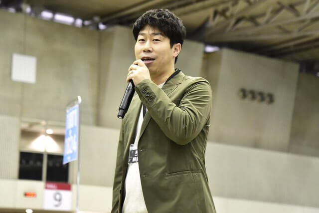 試合開始前には「Shadowverse」プロデューサーの木村唯人さんもサプライズで登壇し、参加選手たちに挨拶をしていました。