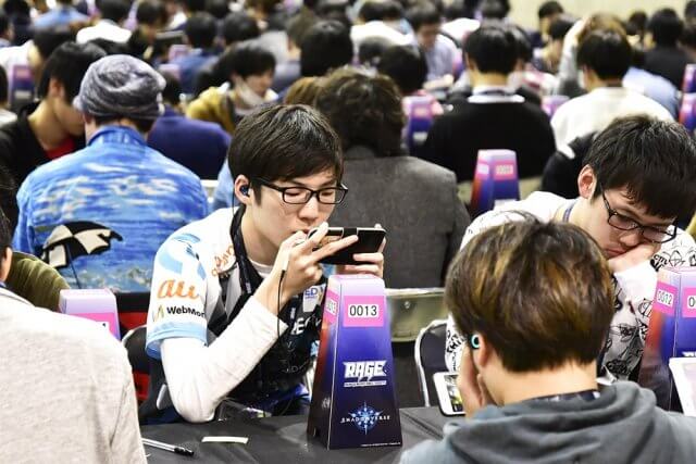 「au デトネーション」所属のミル選手も予選大会に参戦。スイスドロー方式の試合が進行していきます。